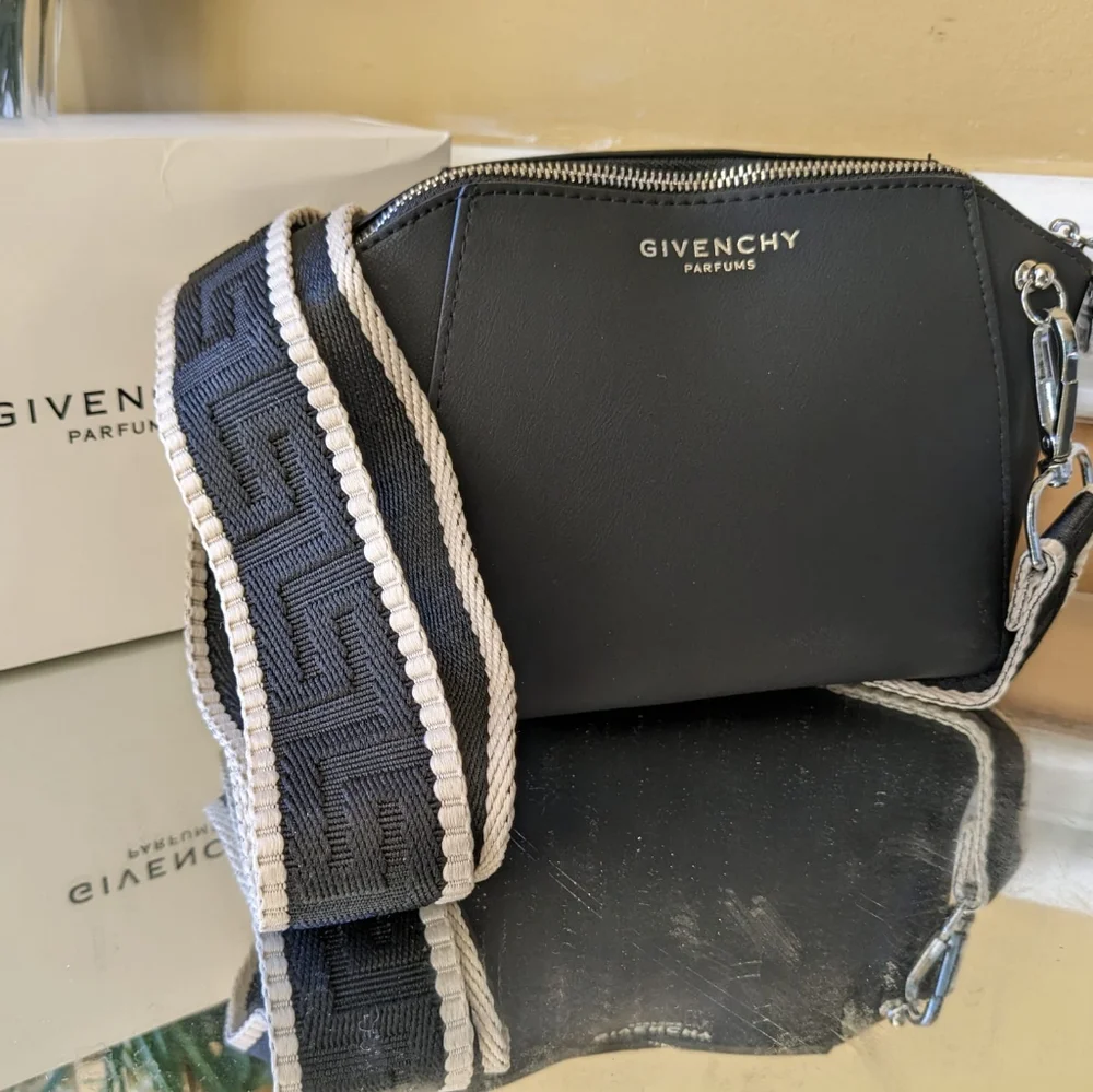Givenchy pouch - Picture 3 of 16